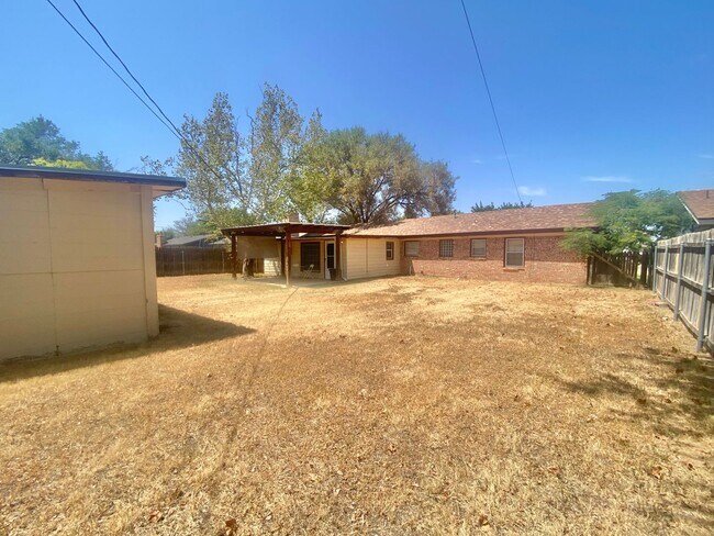 Building Photo - NOW AVAILABLE - Great 3 bedroom 2 bath nea...