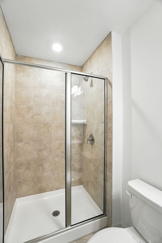 Building Photo - Brand-new three-story townhome in the Univ...
