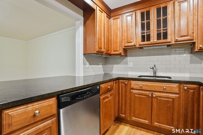 Building Photo - 6 Silvermine Ave