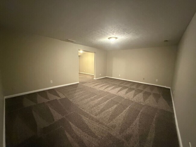 Building Photo - LARGE BEAUTIFUL 3 Bedroom 2.5 Bath Townhou...