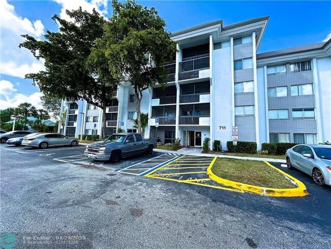 Building Photo - 711 N Pine Island Rd