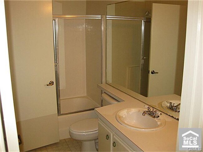 Building Photo - Lower 2 Bedroom condo, gated community
