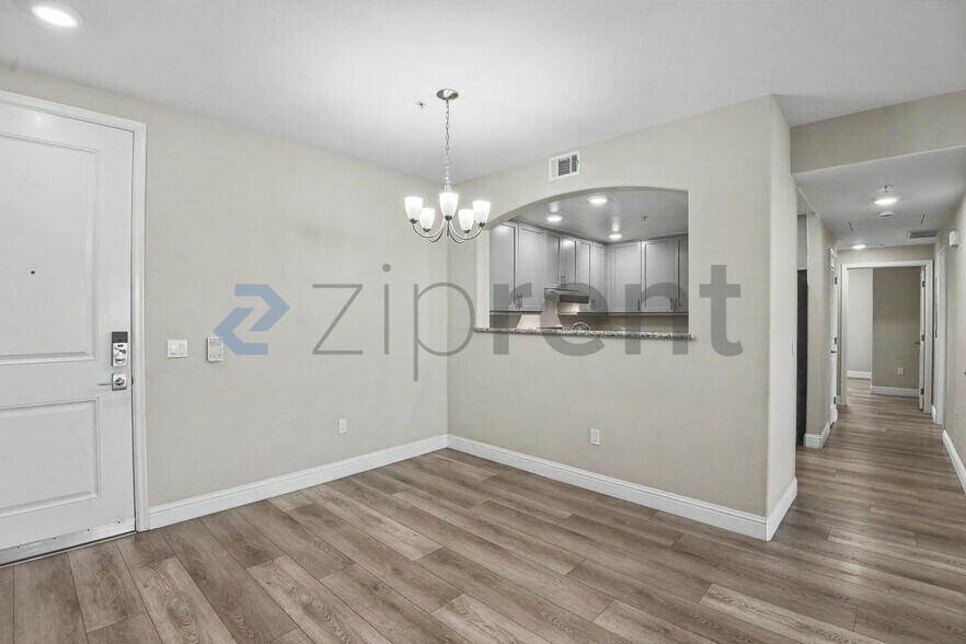 Building Photo - Unit 403