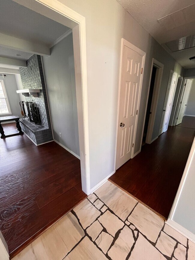 Building Photo - 3-Bed, 2-bath Luxury Southern Hills Designer Home!