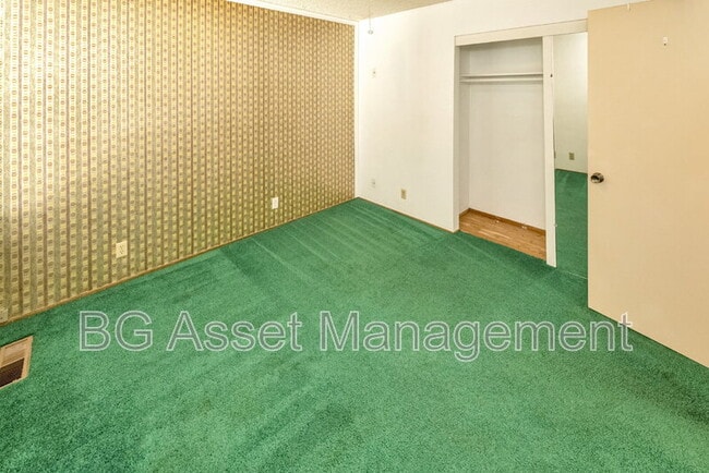 Building Photo - 2901 Doidge Ave