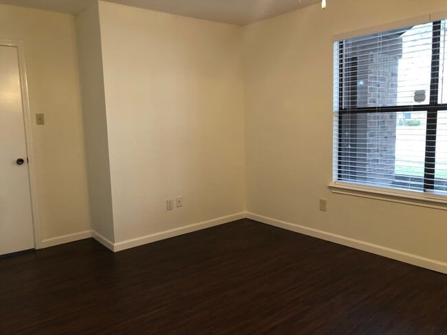 Building Photo - 208 E Denton Dr