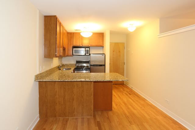 Building Photo - 628 W Wrightwood Ave