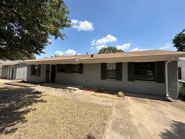 Primary Photo - 220 S Shore Pl