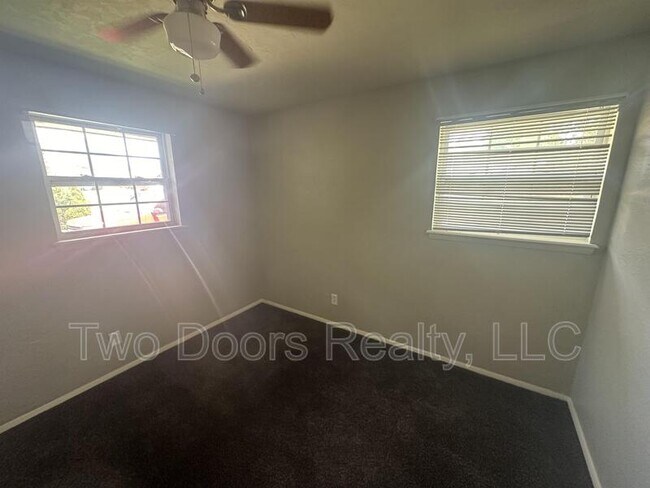 Building Photo - 4800 Lisa Ln