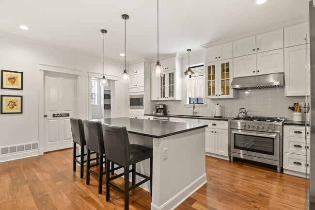 Building Photo - 1950 Mesa Park View