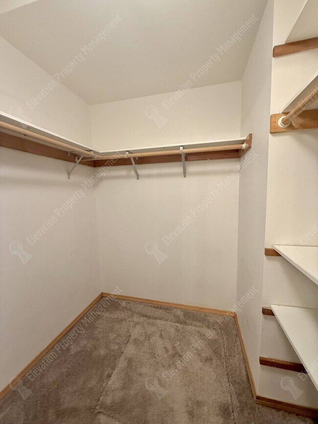 Building Photo - Single-Level Living in a Prime NE Bend Location