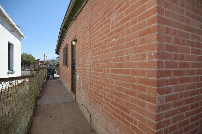 Building Photo - Charming 1 Bedroom  1 Bath Duplex! South Tucson Location!