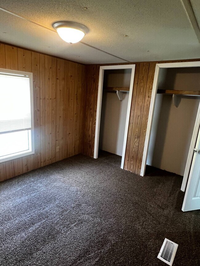 Building Photo - 1027 Aaron Ln