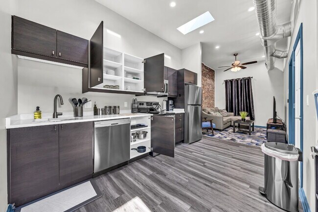 Building Photo - Furnished 2-Bedroom, 2-Bath Apartment near the Medical Campus