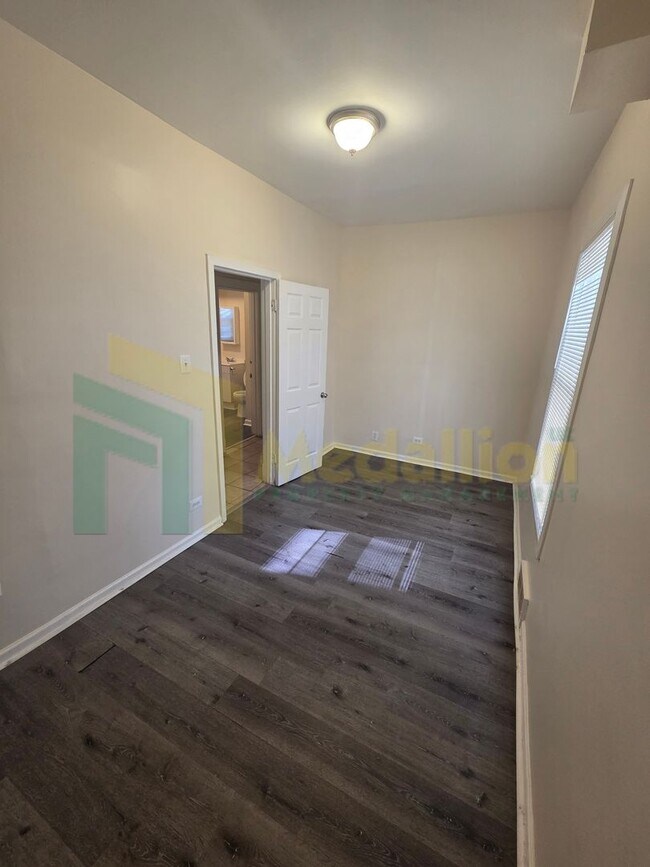 Building Photo - Spacious 3-Bedroom Home with Modern Update...