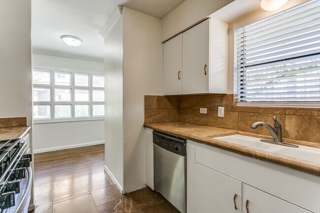 Building Photo - BOUTIQUE ALAMO HEIGHTS 1-BEDROOM APARTMENT