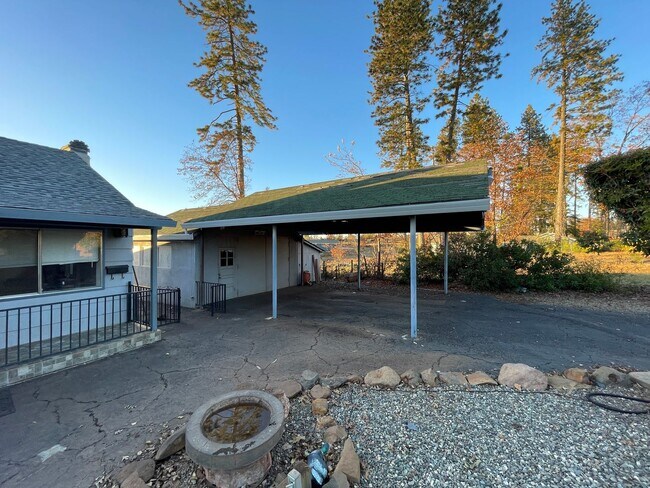 Building Photo - Paradise 3 bedroom 2 1/2 bath, large home, shop, natural landscaping.
