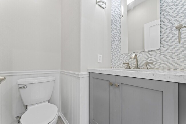 Building Photo - "Spacious 3-Bedroom Retreat with Modern Co...