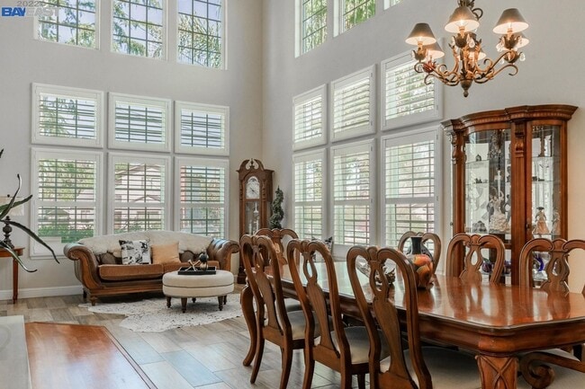 Building Photo - Live Exceptionally in This Peaceful Willow Glen Executive Home; 4 bed/ 4.5 bath