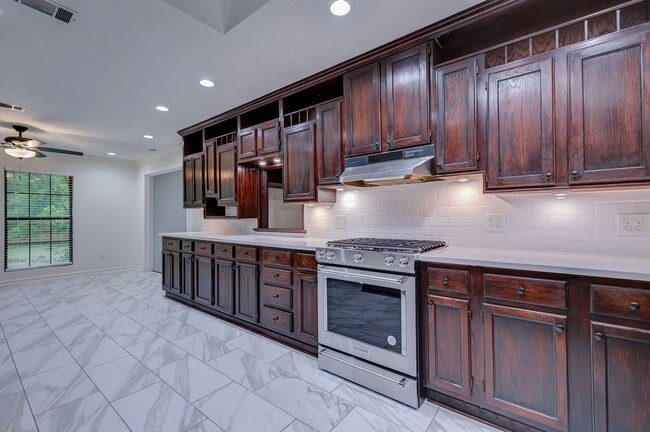 Building Photo - 3 bed 3 bath single family house