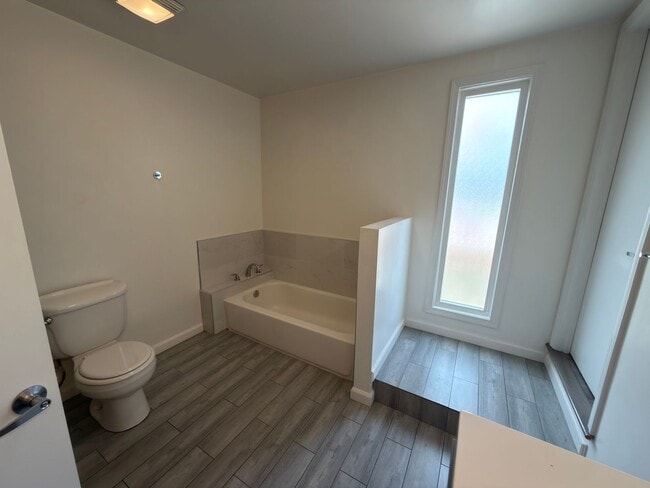 Building Photo - 1110 Mira Mar Ave