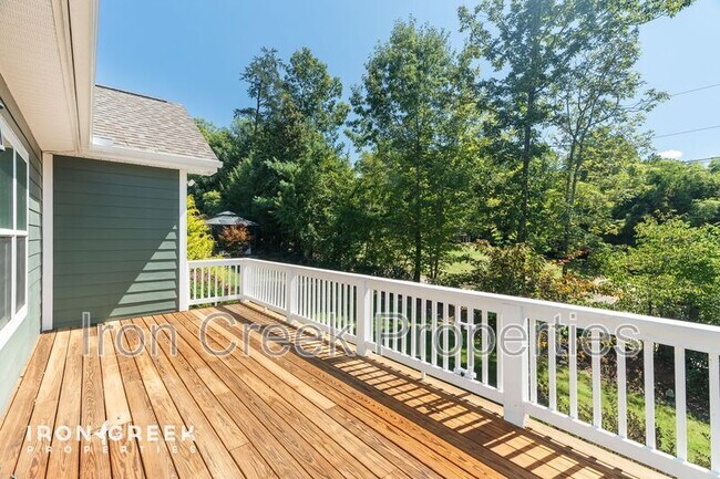 Building Photo - 17 Woodbridge Park Dr