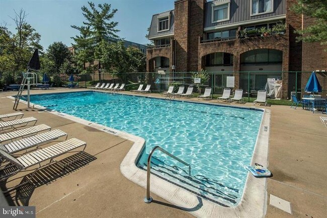 Building Photo - 642 15th St S