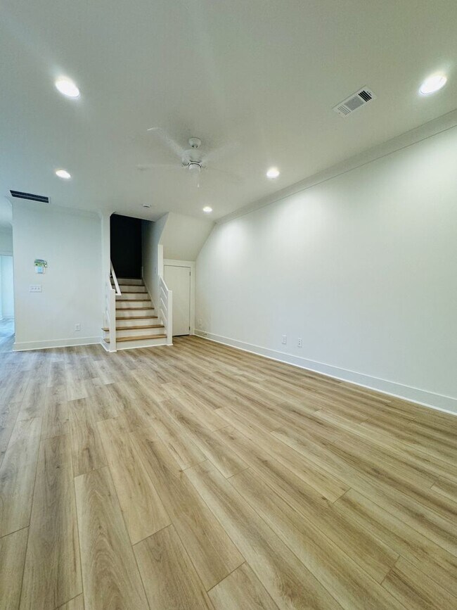 Building Photo - 1112 Runningvine Ln