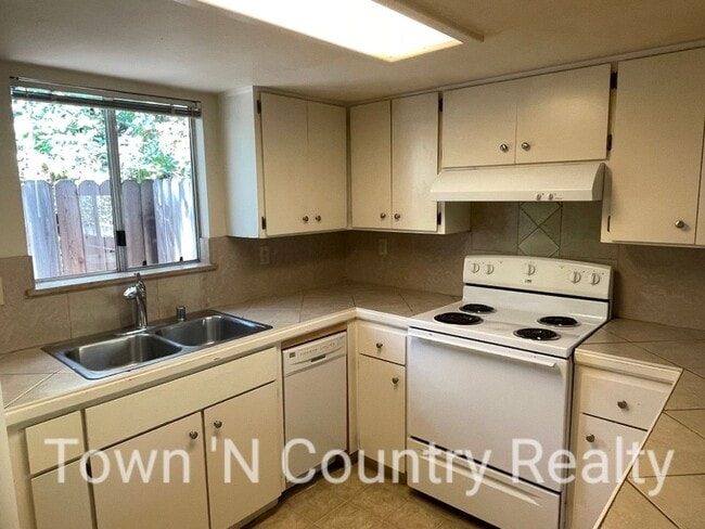 Building Photo - Charming 3-Bedroom Home in Carmel Valley –...