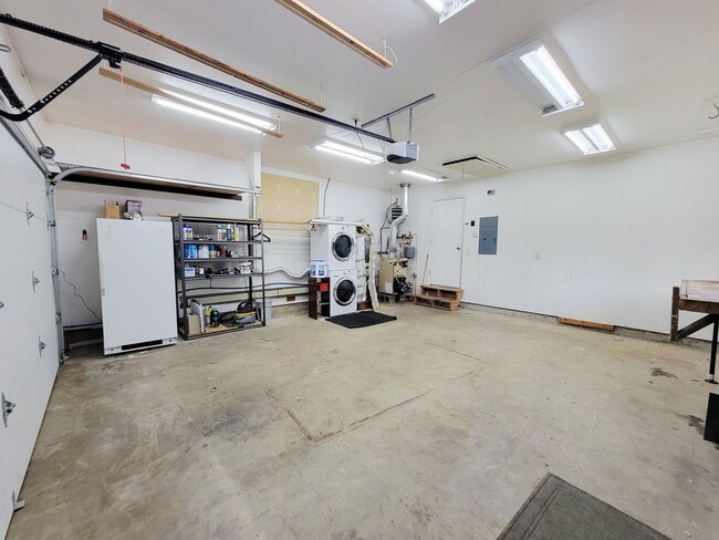 Building Photo - Pet-Friendly Rental with Fenced Yard & Bon...