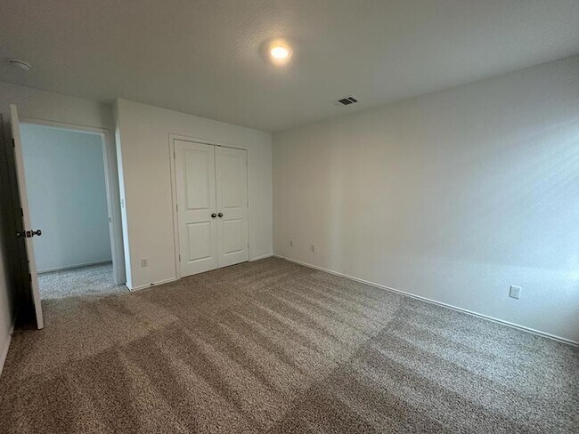 Building Photo - 220 River Rise Rd