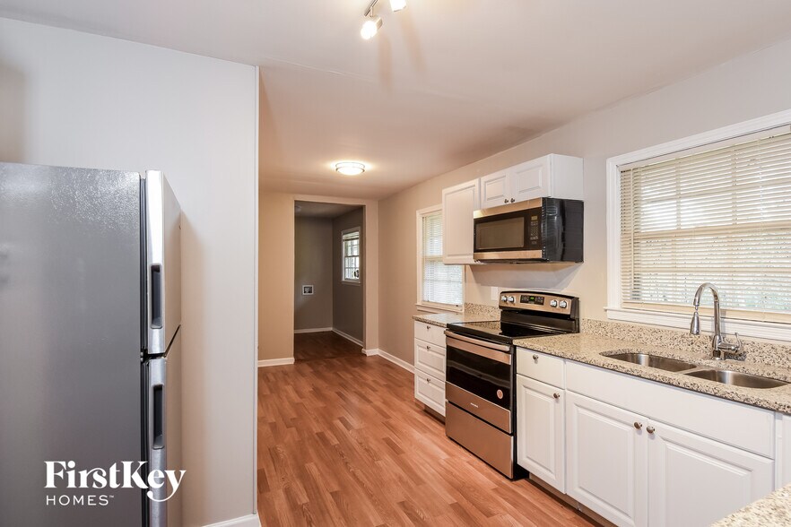 Building Photo - 1917 Annette Ln SW