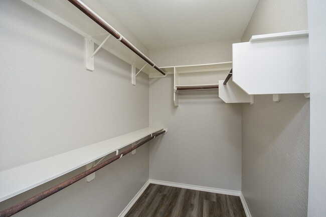 Building Photo - 946 Oak Falls Dr