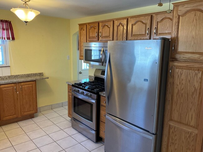 Building Photo - Surprisingly Spacious! 3-Bedroom 2 bath Ho...