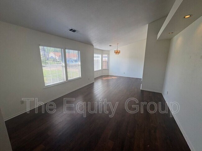 Building Photo - 5936 W Oak Ave