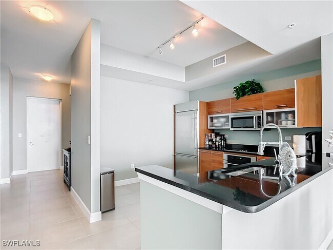 Building Photo - 3000 Oasis Grand Blvd