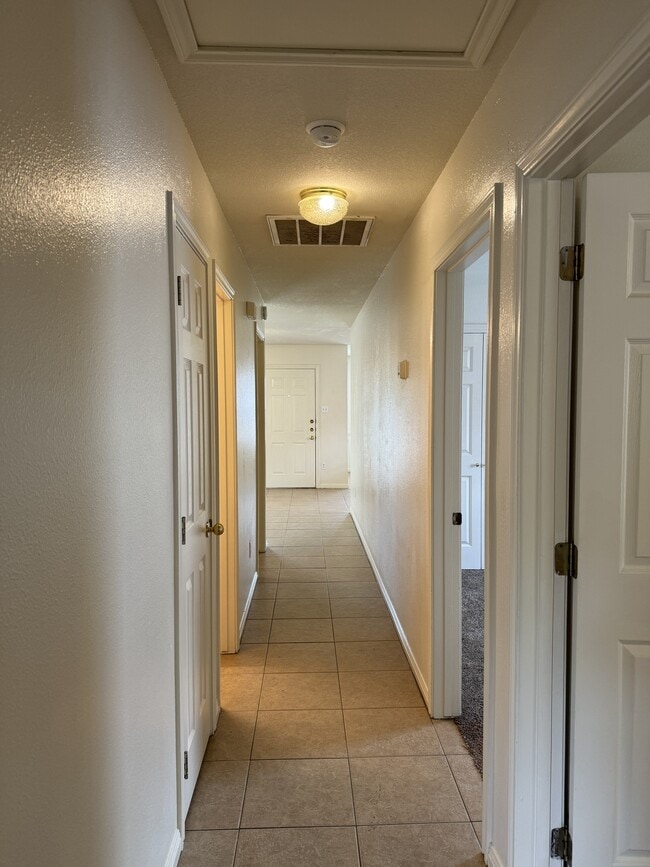 Building Photo - 1621 Rock Hollow Loop