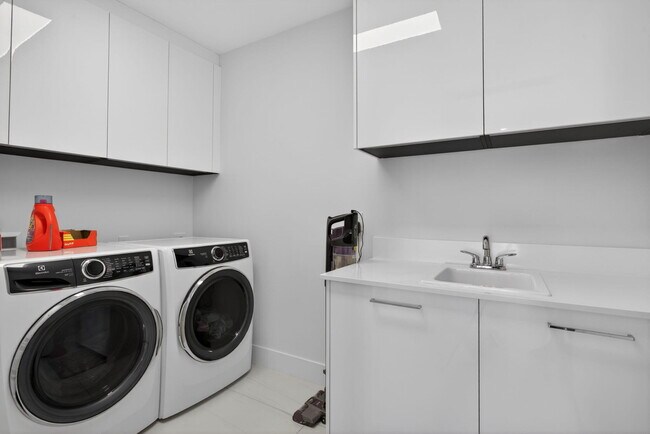 Building Photo - 151 N Seabreeze Blvd