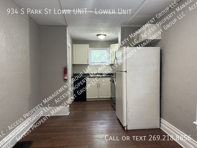 Building Photo - 934 S Park St