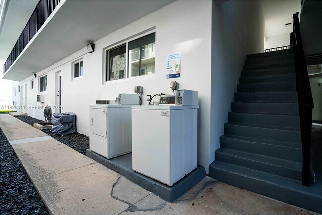 Building Photo - 1750 S Treasure Dr