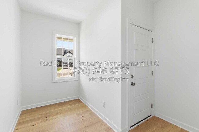 Building Photo - 4016 Dahlia Dr
