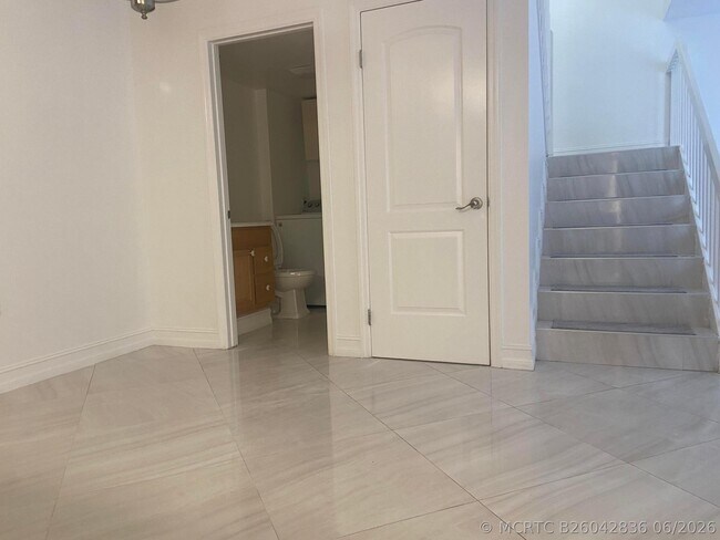 Building Photo - 910 9th Way
