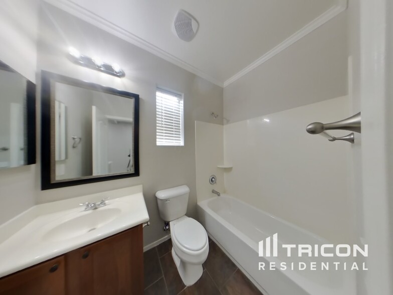 Building Photo - 4930 E Del Rio Dr