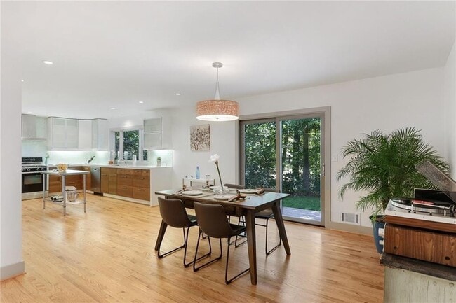 Building Photo - 1995 Commodore Ln