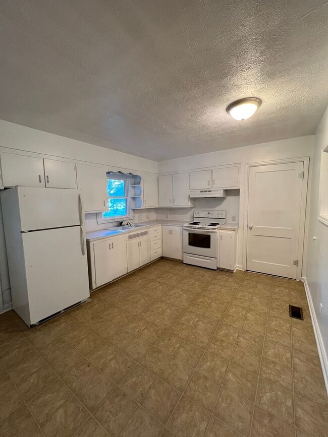 Building Photo - Beautiful 2 bedroom 1 bath 1 car garage