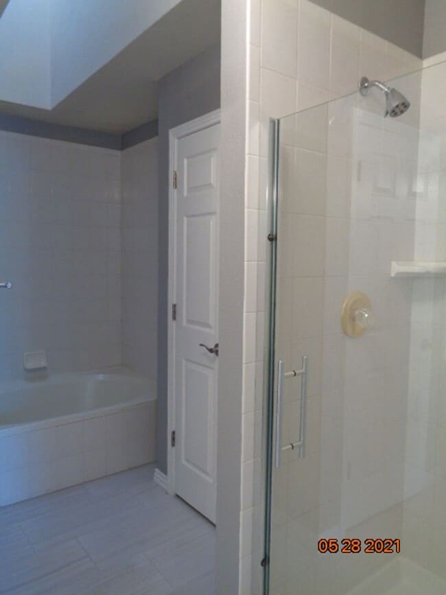 Building Photo - 2 BR/2 1/2 BA Townhouse in Gated Littleton...