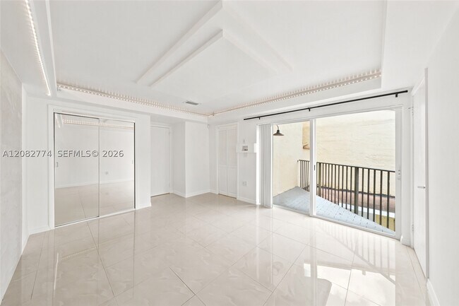 Building Photo - 9674 Fontainebleau Blvd