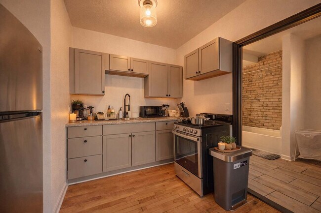 Building Photo - 1925 N Prospect Ave