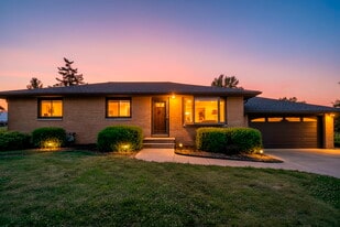 Building Photo - 248 Gladys Dr