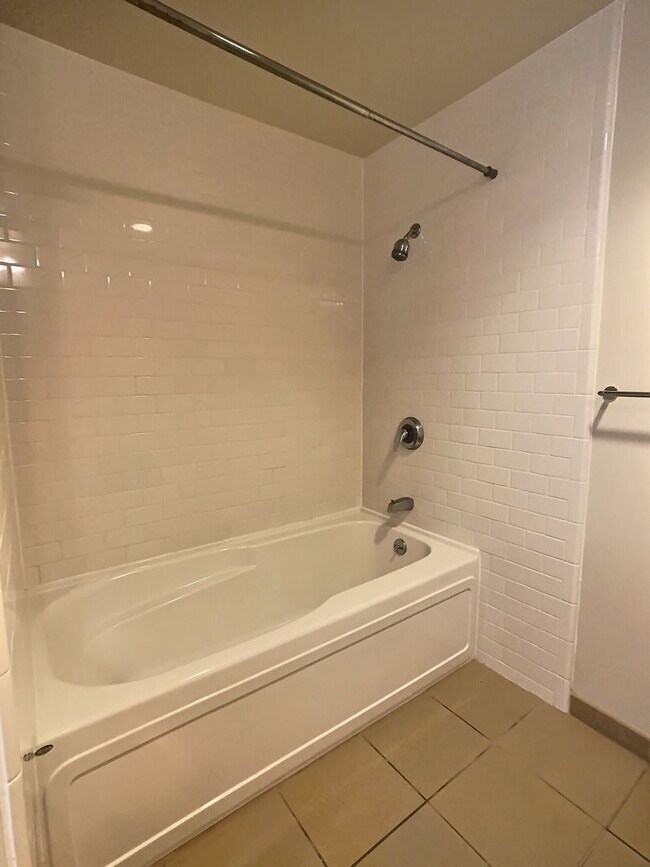 Building Photo - Gorgeous 1 Bedroom Condo at Axis